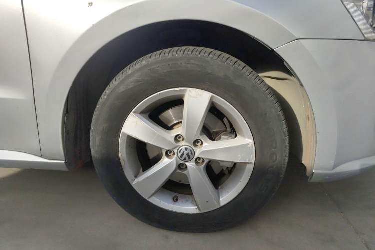 Used Volkswagen Lavida 2013 1.6L Automatic Fashion Edition Right Front Wheel Hub