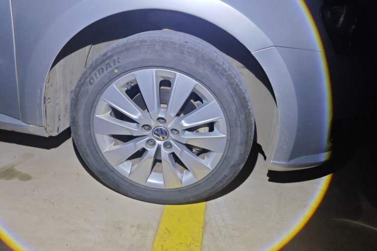 Used Volkswagen Lavida 2013 1.6L Manual Comfort Edition Right Front Wheel Hub