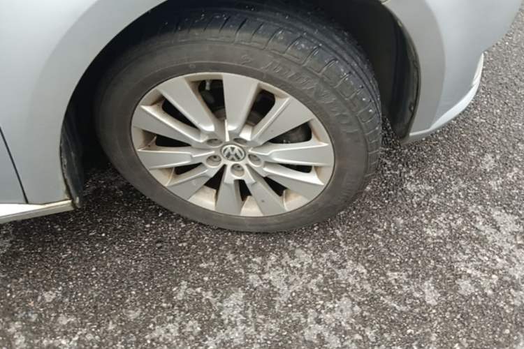Used Volkswagen Lavida 2013 1.6L Automatic Comfort Edition Right Front Wheel Hub
