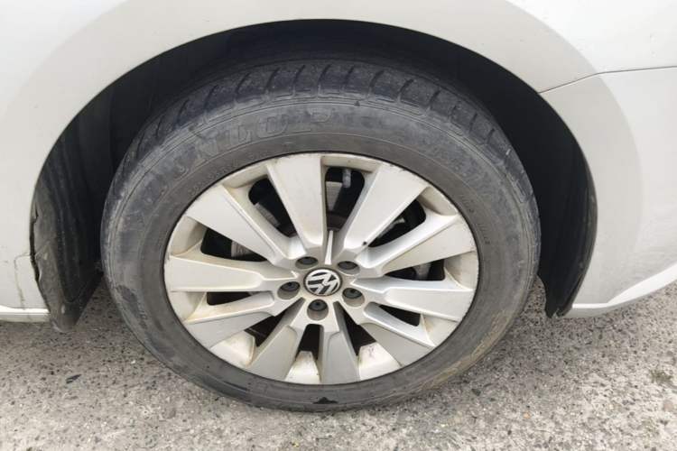 Used Volkswagen Lavida 2013 Restyled Classic 1.6L Manual Comfort Edition Right Front Wheel Hub