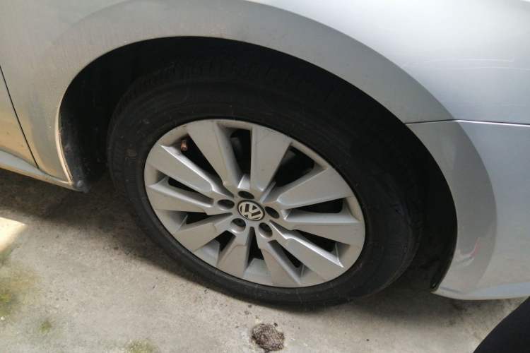 Used Volkswagen Lavida 2013 1.6L Automatic Comfort Edition Right Front Wheel Hub