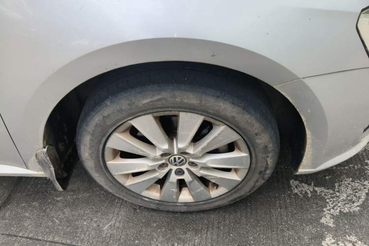 Used Volkswagen Lavida 2013 Revised Version 1.4 TSI Manual Comfort Edition Right Front Wheel Hub