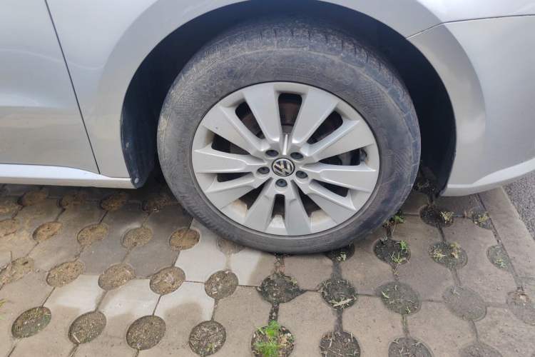 Used Volkswagen Lavida 2013 Restyled Classic 1.6L Automatic Comfort Edition Right Front Wheel Hub