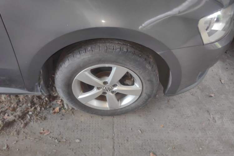 Used Volkswagen Lavida 2013 Revised Classic 1.6L Automatic Fashion Edition Right Front Wheel Hub
