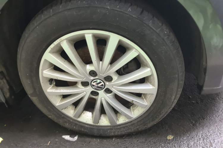 Used Volkswagen Lavida 2013 Revised Version 1.4 TSI DSG Luxury Edition Right Front Wheel Hub