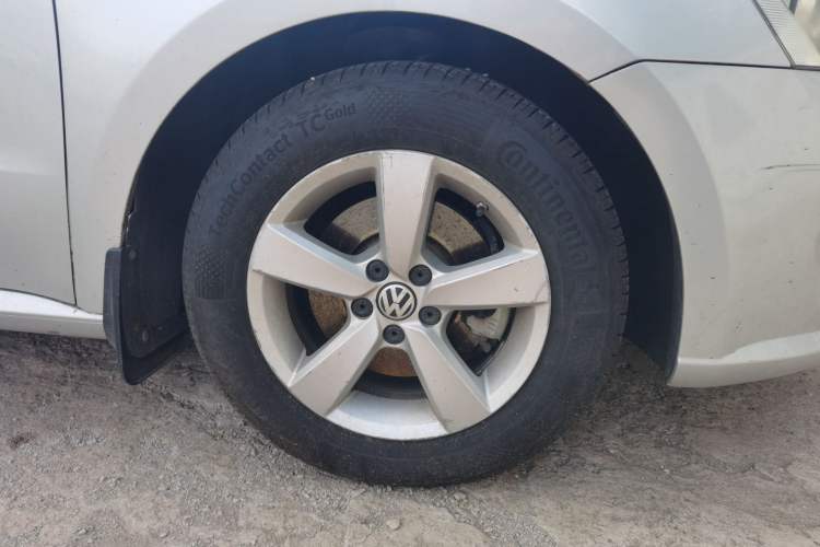 Used Volkswagen Lavida 2013 Revised Classic 1.6L Automatic Fashion Edition Right Front Wheel Hub