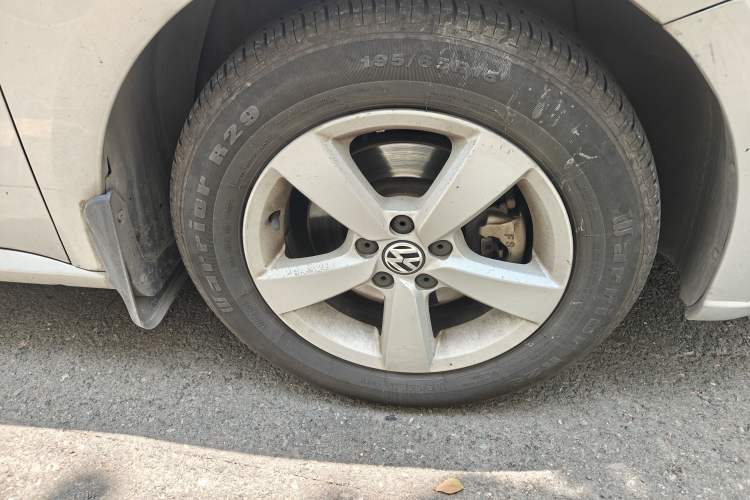 Used Volkswagen Lavida 2013 Revised Classic 1.6L Automatic Fashion Edition Right Front Wheel Hub