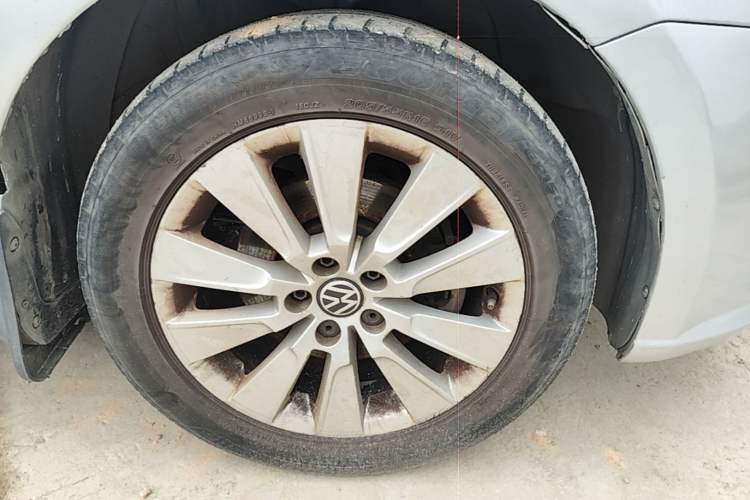 Used Volkswagen Lavida 2013 Revised Version 1.6L Automatic Luxury Edition Right Front Wheel Hub