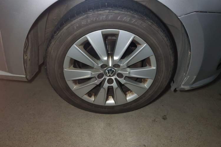 Used Volkswagen Lavida 2013 Revised Version 1.4 TSI Manual Comfort Edition Right Front Wheel Hub