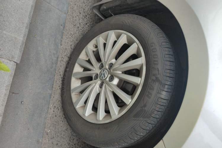 Used Volkswagen Lavida 2013 Revised Version 1.6L Automatic Luxury Edition Right Front Wheel Hub