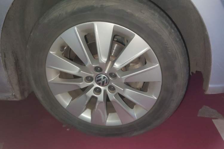 Used Volkswagen Lavida 2013 1.6L Automatic Comfort Edition Right Front Wheel Hub