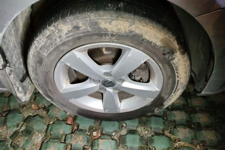 Used Volkswagen Lavida 2013 Revised Classic 1.6L Automatic Fashion Edition Right Front Wheel Hub