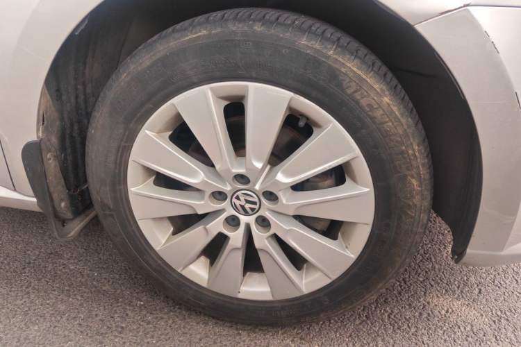 Used Volkswagen Lavida 2013 Restyled Classic 1.6L Automatic Comfort Edition Right Front Wheel Hub