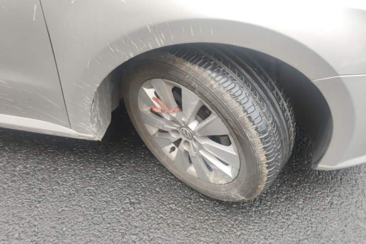 Used Volkswagen Lavida 2013 1.4TSI Manual Comfort Edition Right Front Wheel Hub