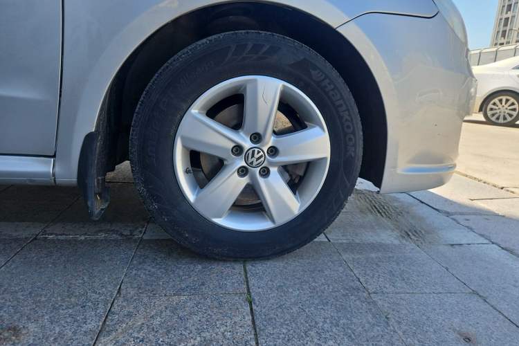 Used Volkswagen Lavida 2013 1.6L Manual Fashion Edition Right Front Wheel Hub