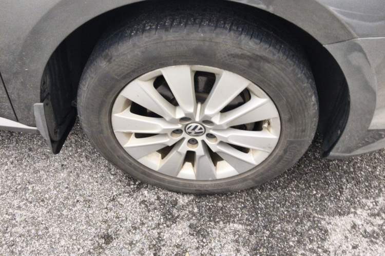 Used Volkswagen Lavida 2013 Restyled Classic 1.6L Automatic Comfort Edition Right Front Wheel Hub