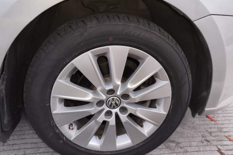 Used Volkswagen Lavida 2013 Restyled Classic 1.6L Automatic Comfort Edition Right Front Wheel Hub