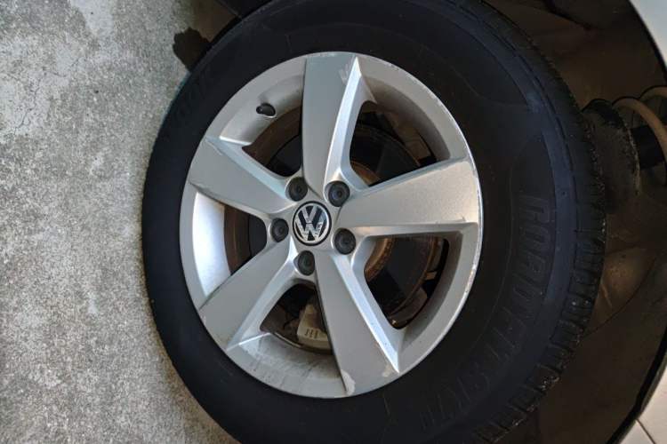 Used Volkswagen Lavida 2013 Revised Classic 1.6L Automatic Fashion Edition Right Front Wheel Hub