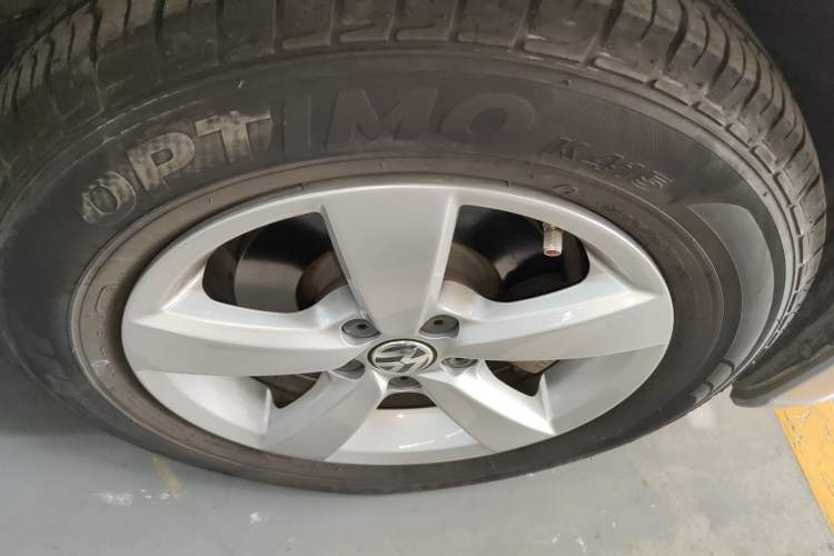 Used Volkswagen Lavida 2013 Revised Classic 1.6L Automatic Fashion Edition Right Front Wheel Hub