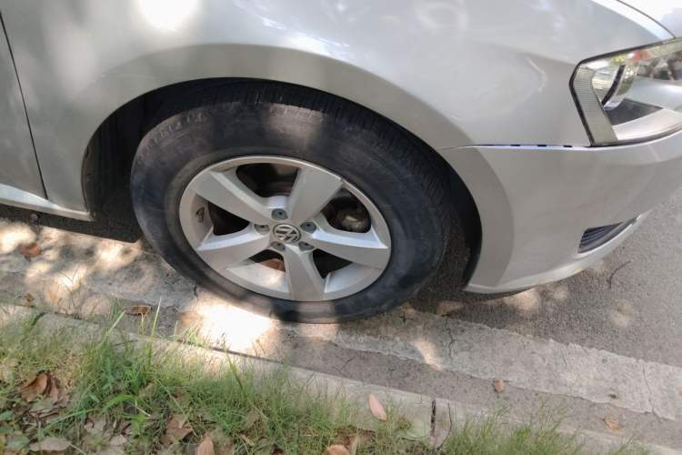 Used Volkswagen Lavida 2013 Revised Classic 1.6L Automatic Fashion Edition Right Front Wheel Hub