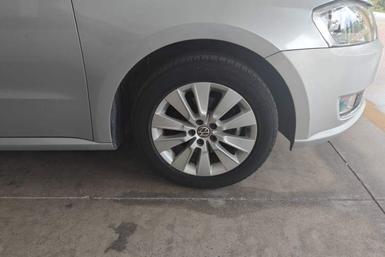 Used Volkswagen Lavida 2013 Restyled Classic 1.6L Manual Comfort Edition Right Front Wheel Hub