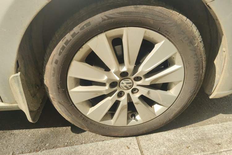 Used Volkswagen Lavida 2013 1.4TSI DSG Comfort Edition Right Front Wheel Hub