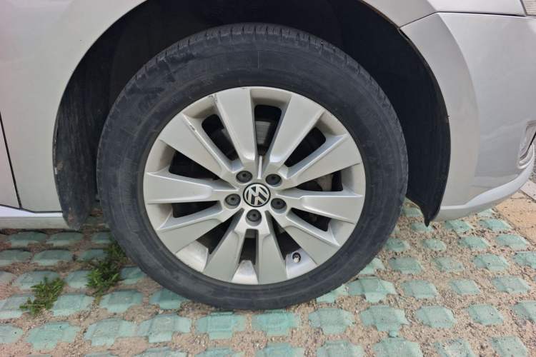 Used Volkswagen Lavida 2013 1.6L Automatic Comfort Edition Right Front Wheel Hub