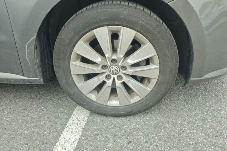 Used Volkswagen Lavida 2013 1.6L Manual Comfort Edition Right Front Wheel Hub