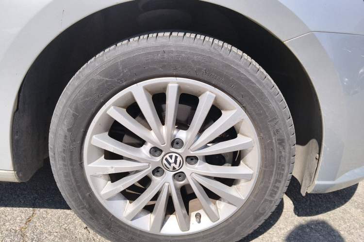 Used Volkswagen Lavida 2013 Revised Version 1.6L Automatic Luxury Edition Right Front Wheel Hub
