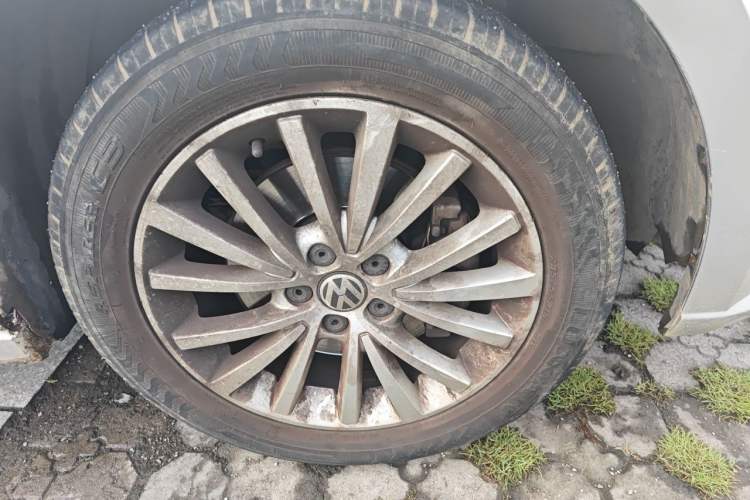 Used Volkswagen Lavida 2013 1.4TSI DSG Luxury Edition Right Front Wheel Hub