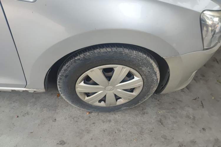 Used Volkswagen Lavida 2013 Revised Classic 1.6L Automatic Fashion Edition Right Front Wheel Hub