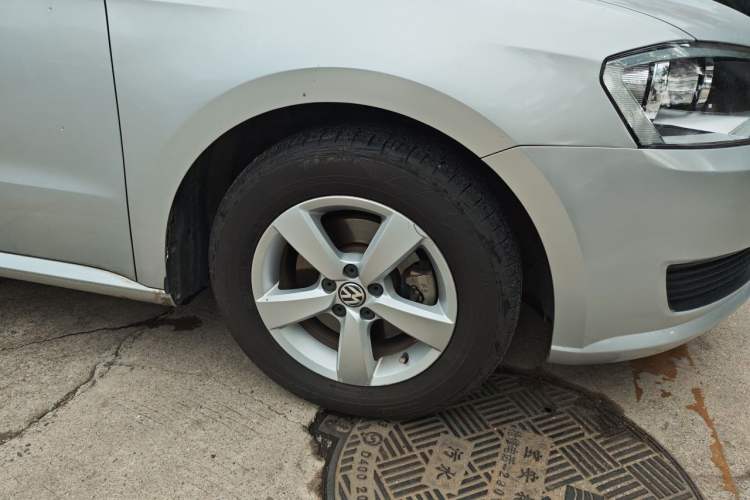 Used Volkswagen Lavida 2013 Revised Classic 1.6L Automatic Fashion Edition Right Front Wheel Hub