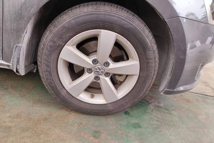 Used Volkswagen Lavida 2013 Revised Classic 1.6L Automatic Fashion Edition Right Front Wheel Hub