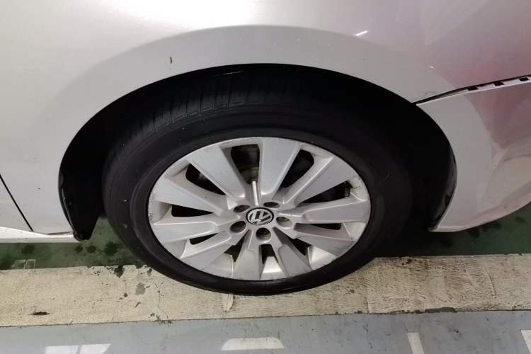 Used Volkswagen Lavida 2013 1.6L Manual Comfort Edition Right Front Wheel Hub