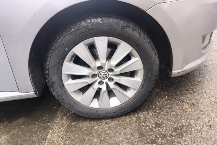 Used Volkswagen Lavida 2013 1.6L Automatic Comfort Edition Right Front Wheel Hub