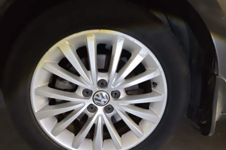 Used Volkswagen Lavida 2013 1.4TSI DSG Luxury Edition Right Front Wheel Hub
