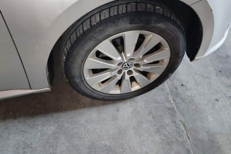 Used Volkswagen Lavida 2013 Restyled Classic 1.6L Manual Comfort Edition Right Front Wheel Hub