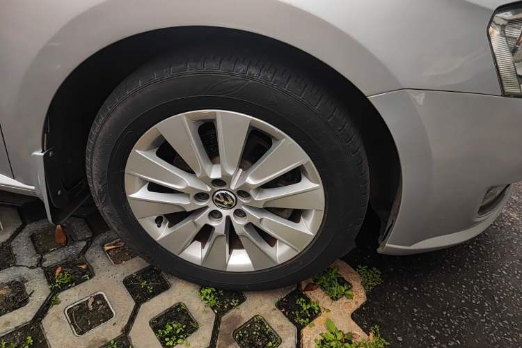 Used Volkswagen Lavida 2013 1.6L Automatic Comfort Edition Right Front Wheel Hub