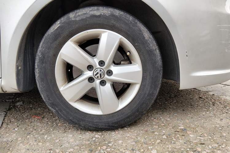Used Volkswagen Lavida 2013 Classic 1.6L Automatic Fashion Edition Right Front Wheel Hub