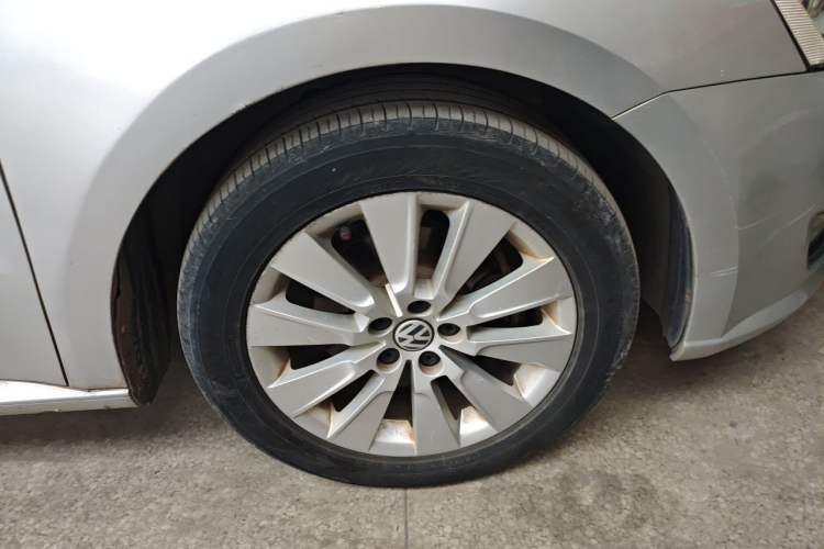 Used Volkswagen Lavida 2013 1.4TSI Manual Comfort Edition Right Front Wheel Hub