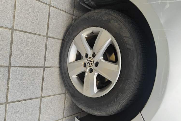 Used Volkswagen Lavida 2013 Classic 1.6L Manual Fashion Edition Right Front Wheel Hub