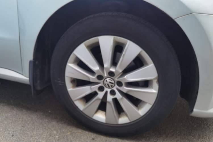 Used Volkswagen Lavida 2013 Restyled Classic 1.6L Manual Comfort Edition Right Front Wheel Hub