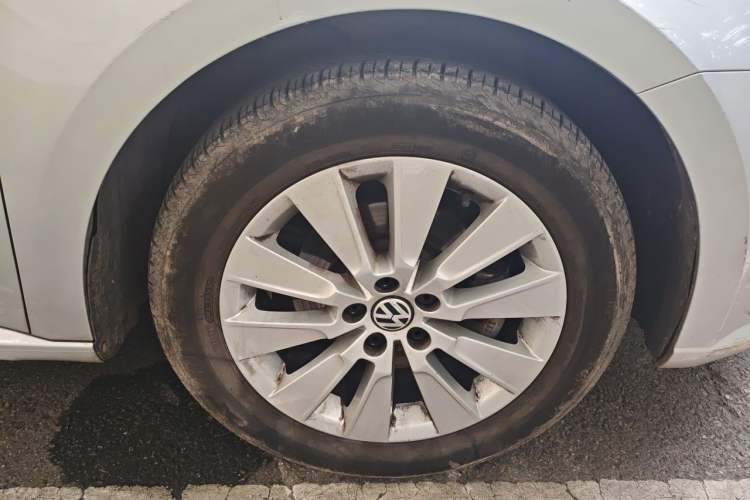 Used Volkswagen Lavida 2013 Restyled Classic 1.6L Manual Comfort Edition Right Front Wheel Hub