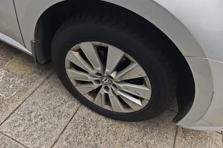 Used Volkswagen Lavida 2013 1.6L Automatic Comfort Edition Right Front Wheel Hub