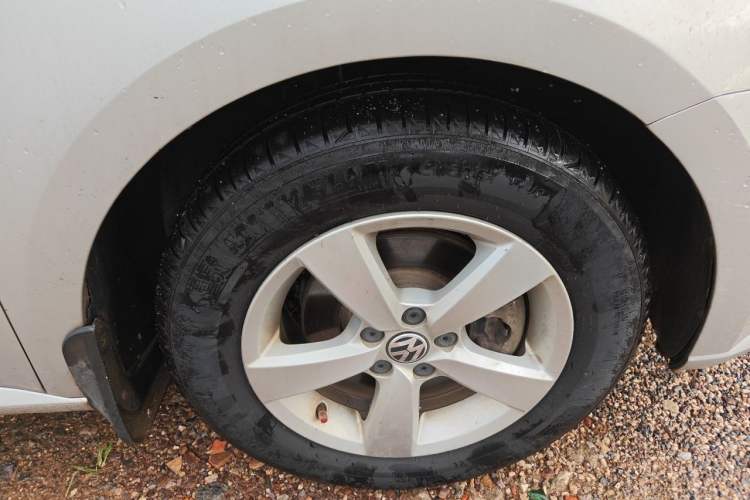 Used Volkswagen Lavida 2013 Revised Classic 1.6L Automatic Fashion Edition Right Front Wheel Hub