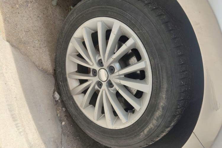Used Volkswagen Lavida 2013 1.4 TSI DSG Luxury Navigation Edition Right Front Wheel Hub