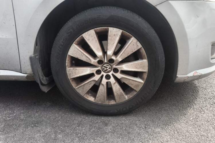 Used Volkswagen Lavida 2013 1.4TSI Manual Comfort Edition Right Front Wheel Hub