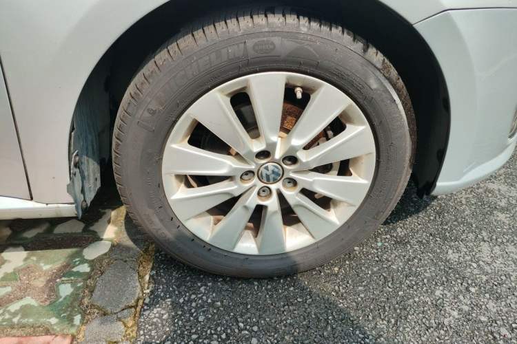 Used Volkswagen Lavida 2013 Revised Classic 1.6L Automatic Fashion Edition Right Front Wheel Hub