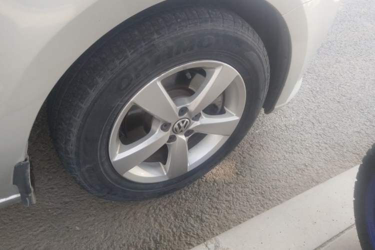 Used Volkswagen Lavida 2013 1.6L Automatic Fashion Edition Right Front Wheel Hub