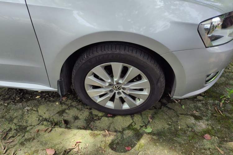 Used Volkswagen Lavida 2013 Restyled Classic 1.6L Manual Comfort Edition Right Front Wheel Hub